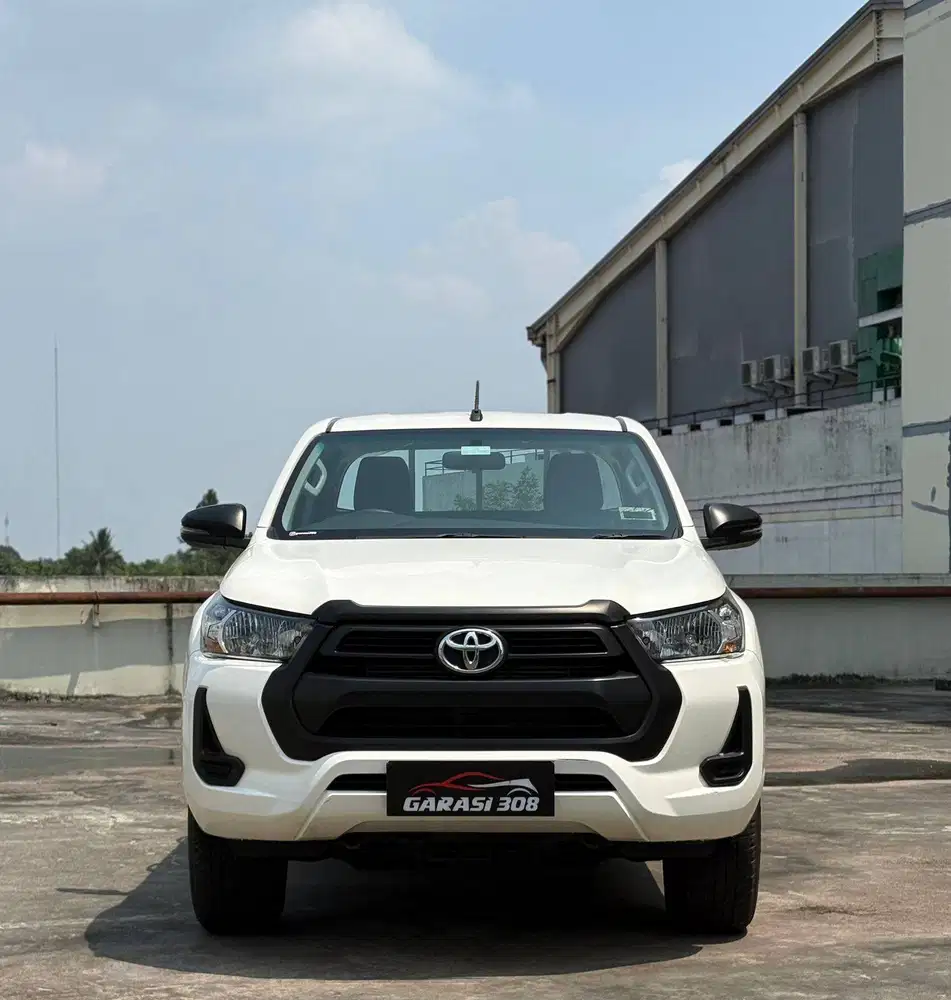 Toyota Hilux DC 2.4 E 4x4 manual low KM