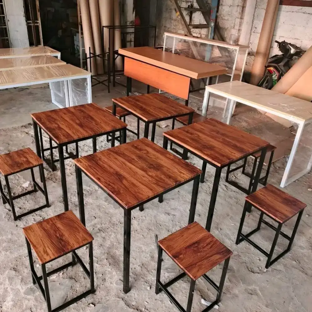 Meja Outdoor Kayu Mahoni Uk. 60x60x70 Cm