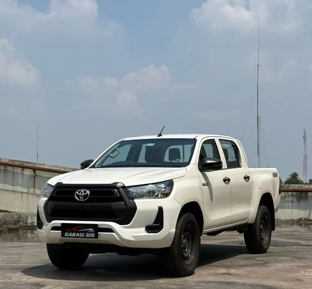 Toyota Hilux 2.4 E Double Cabin 4x4 Manual 2021 Warna Putih KM 10 rb