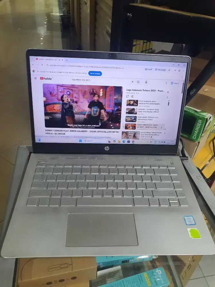 HP pavilion intel core i7-7500 cpu 8/256 vga 2gb + carger siap pakai