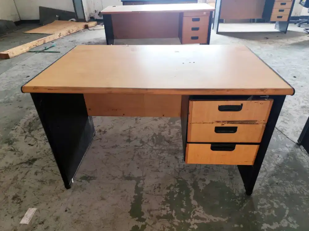 Meja Kantor Kayu + Laci (Ada 6 Unit – Bisa Borongan)