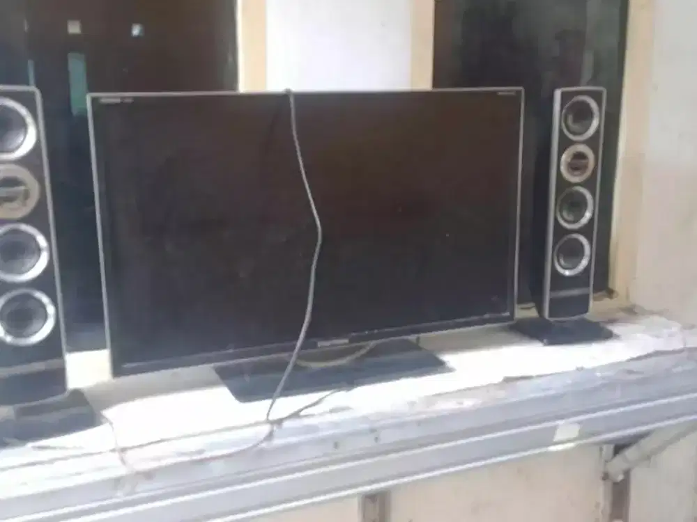 Televisi merek Polytron