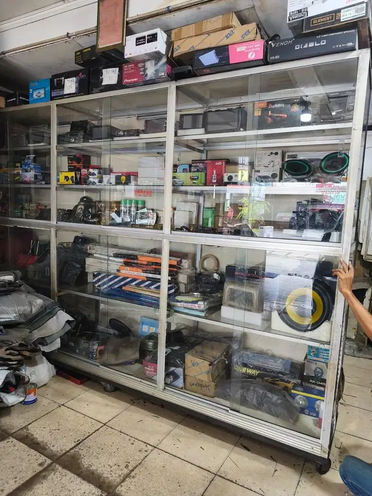 Lemari kaca, atau steling bisa buat simpan sepatu atau furnitur hiasan