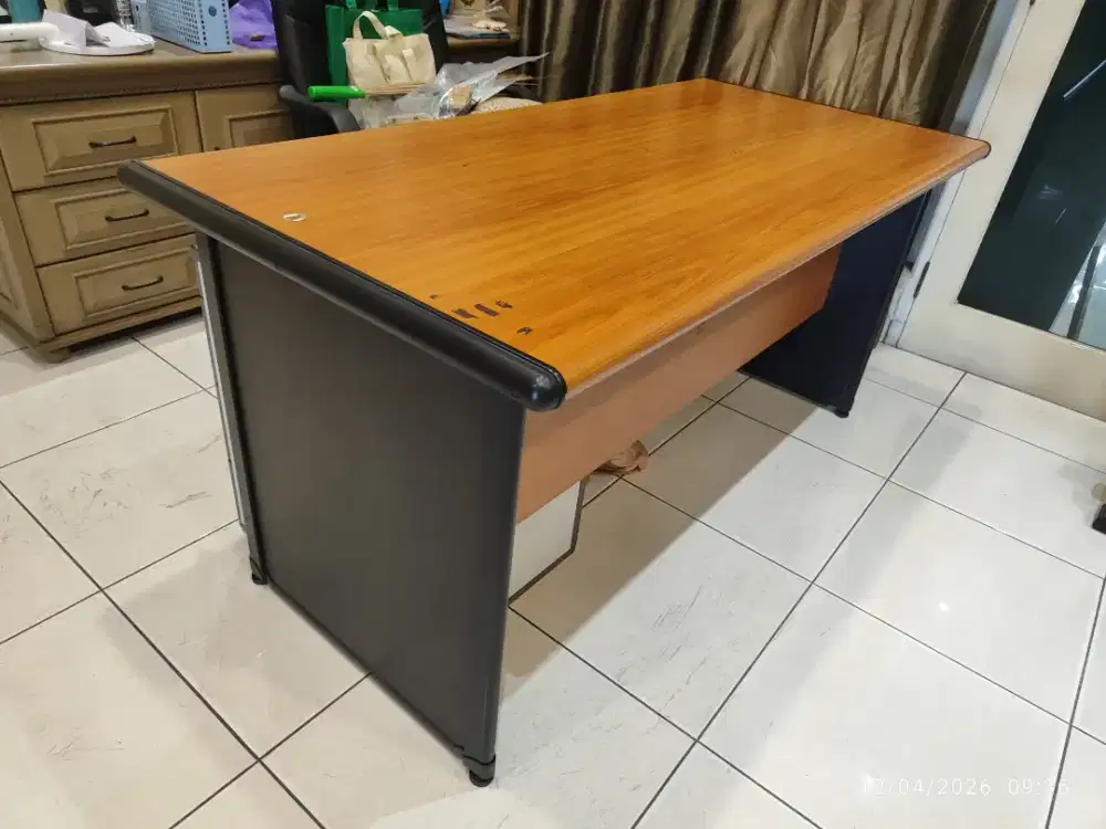 Meja Kerja Kantor GENIOTECH 155x73 cm – 3 Laci + Kunci