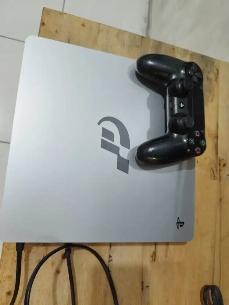 Dijual Console Playstation 4/PS4 1 TB + 1 Stik