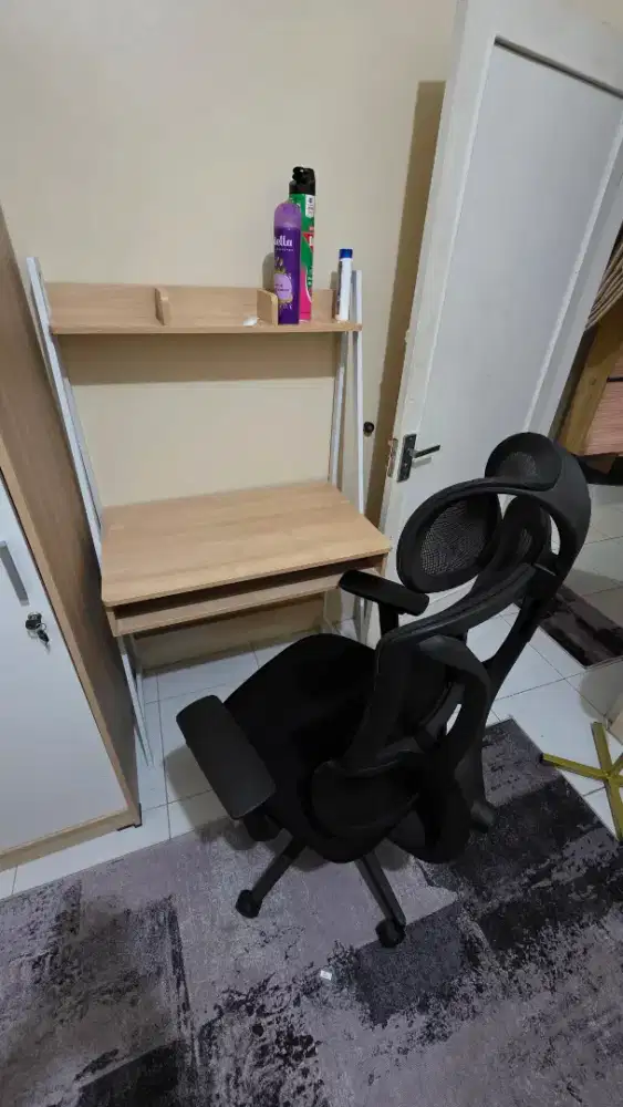 1 set meja kursi dan Rak