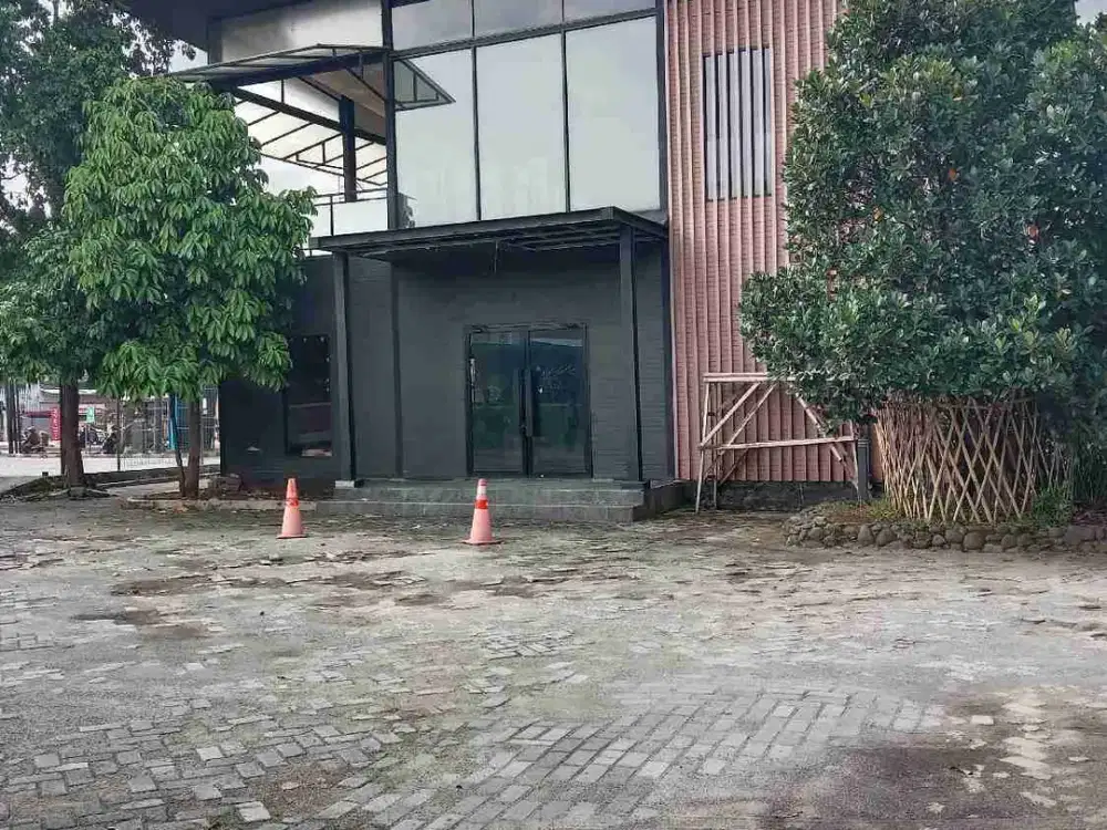 Disewakan Gedung ex cafe pinggir jalan utama Bekasi 350jt/thn