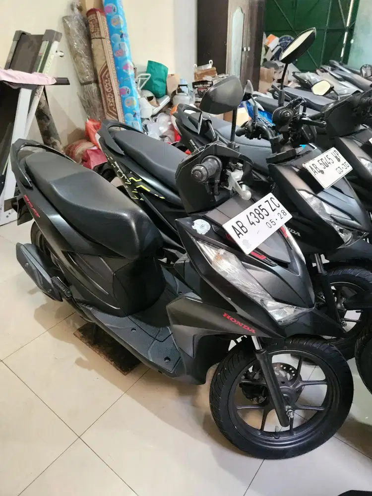 Beat deluxe hitam doff emblem merah 2023 gbm