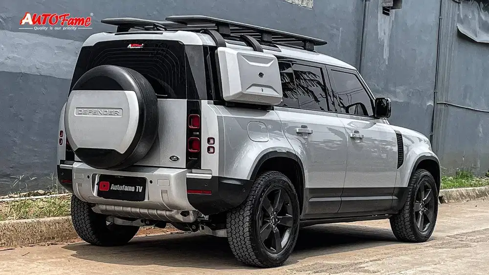 Land Rover Defender 110 P300 SE 2.0L 4x4 NIK 2021 Indus Silver Metalli