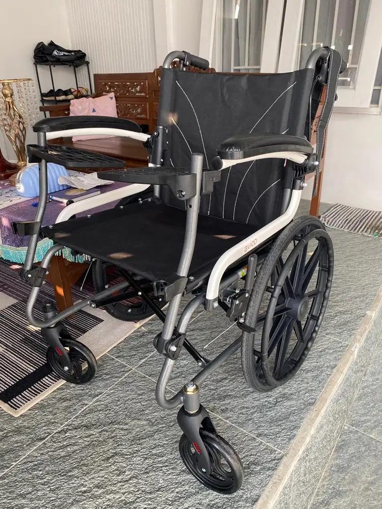 Kursi Roda Avico Hitam