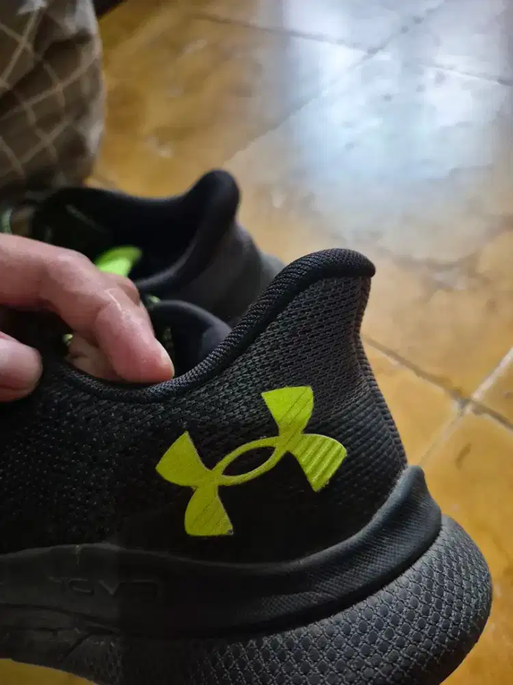 UA HOVR SIZE 42 ORIGINAL NOBOX