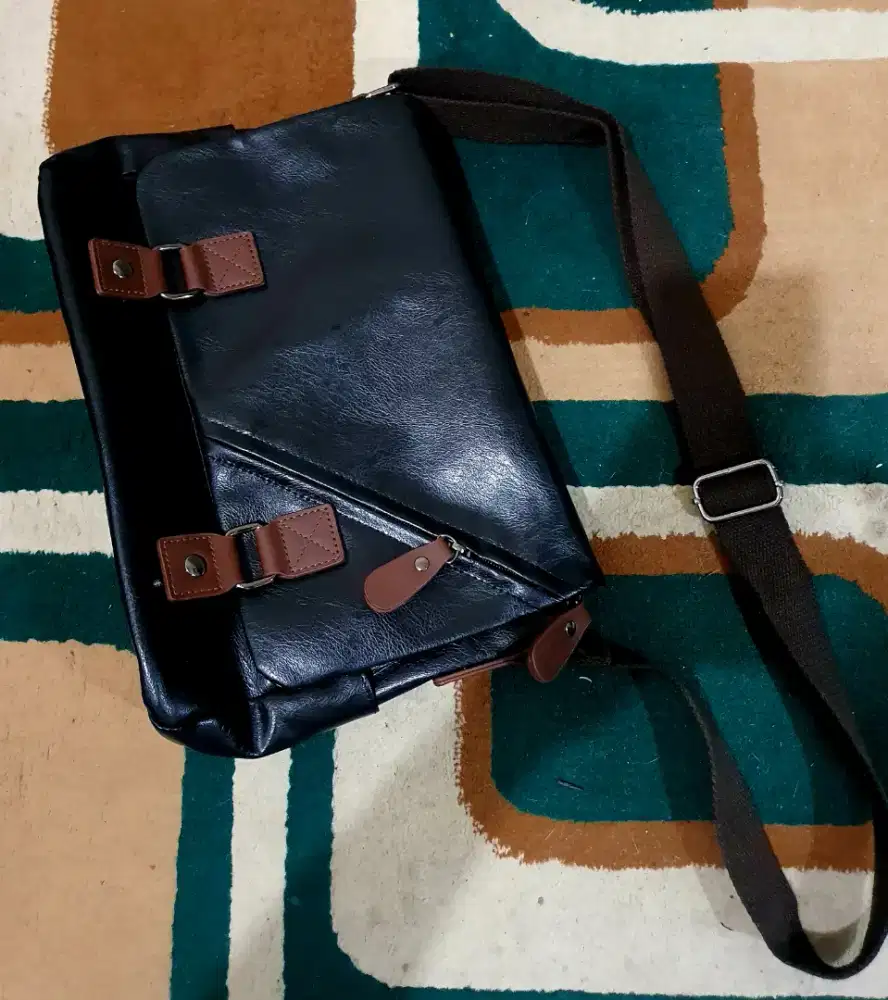 Tas kulit hitam slempang besar