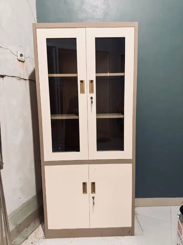 Dijual lemari 2 pintu bahan metal