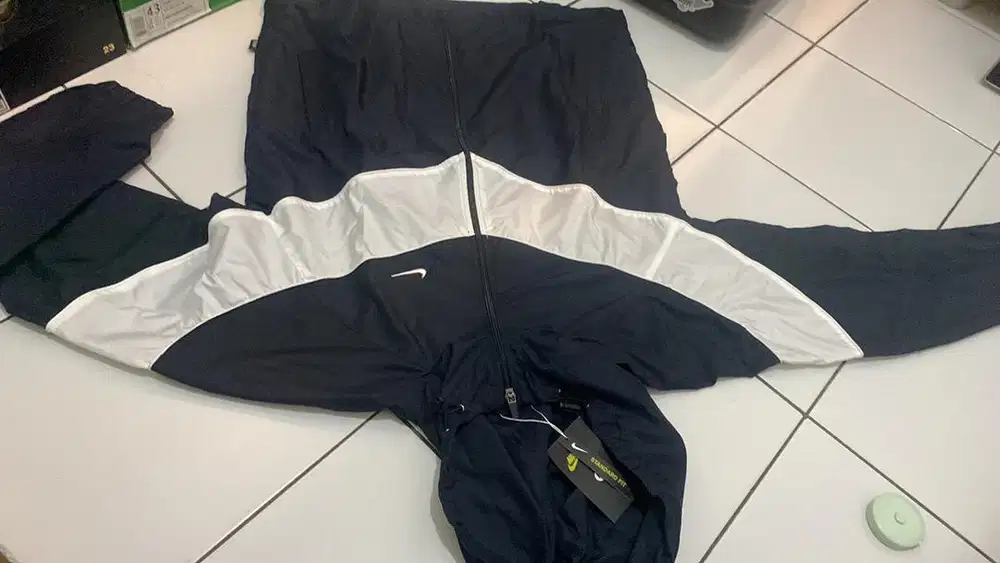 Jaket parasut running Nike size M fit L