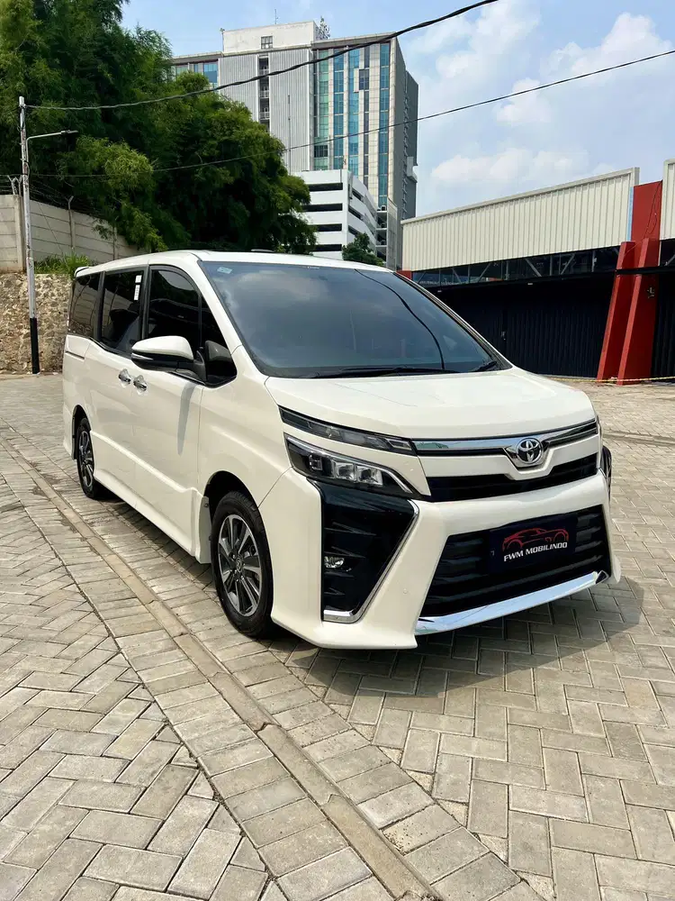 Toyota voxy 2.0 AT 2021 putih
