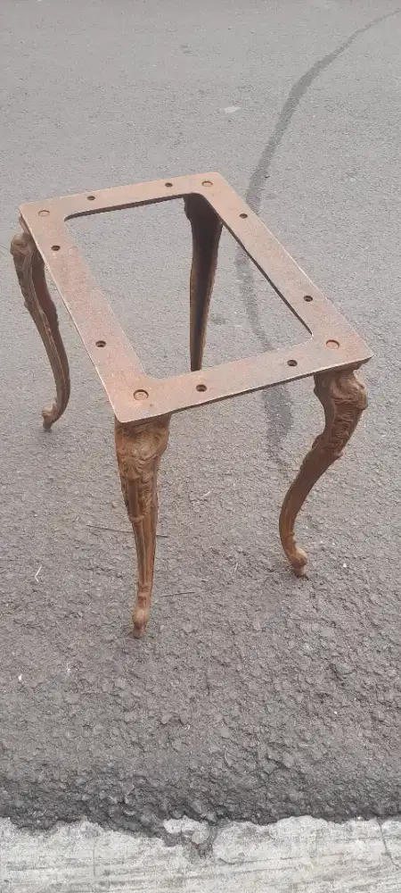 Kaki meja bahan logam besi cor