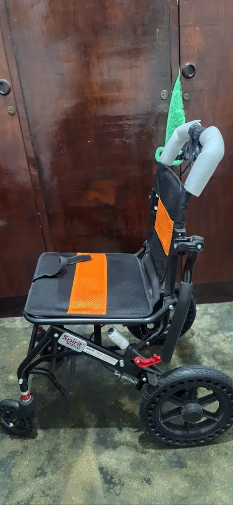 KURSI RODA LIPAT. Onemed kursi roda lipat portable. Kursi roda ringan.