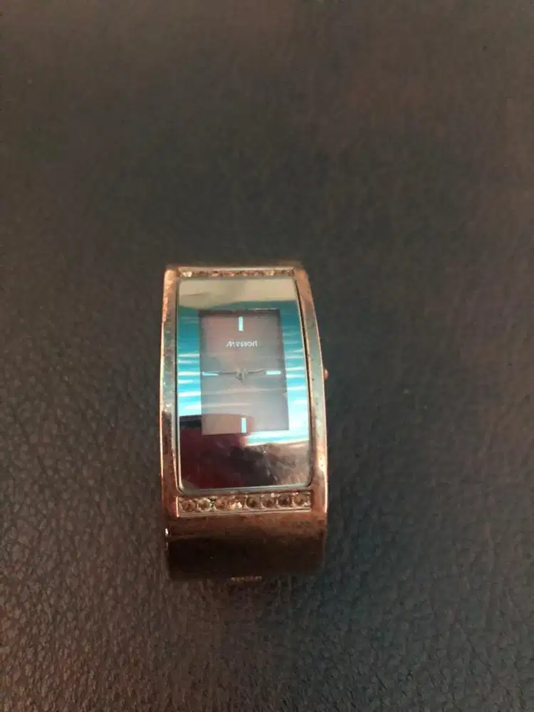 Jam tangan modis wanita