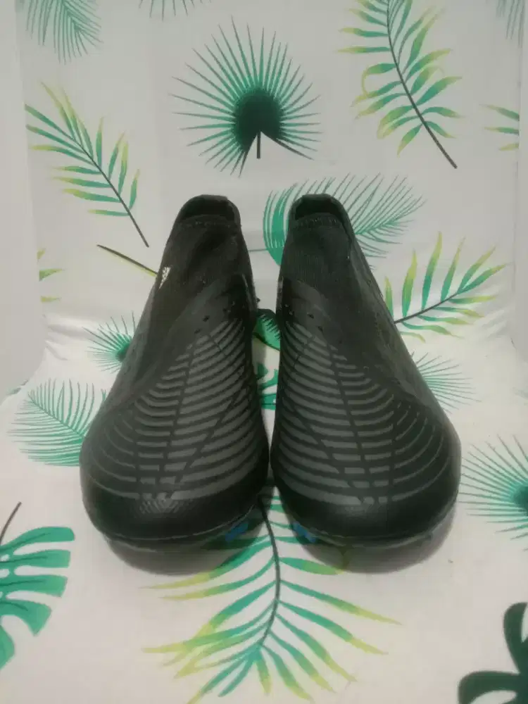 Sepatu Sepakbola Adidas Predator