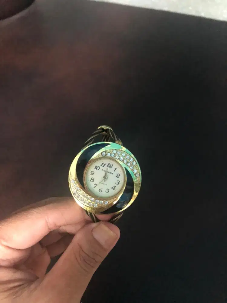 Jam tangan modis