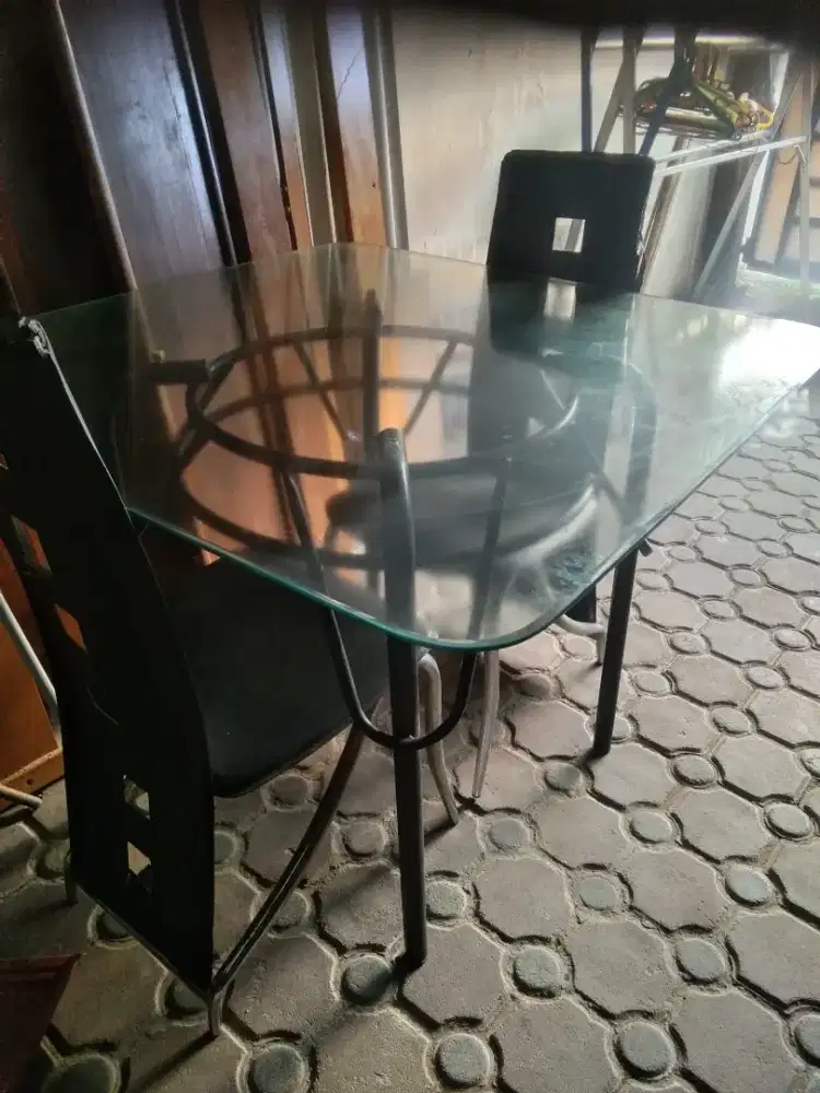 meja makan kaca 4 kursi