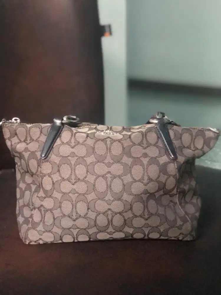 Tas motif merek merhes