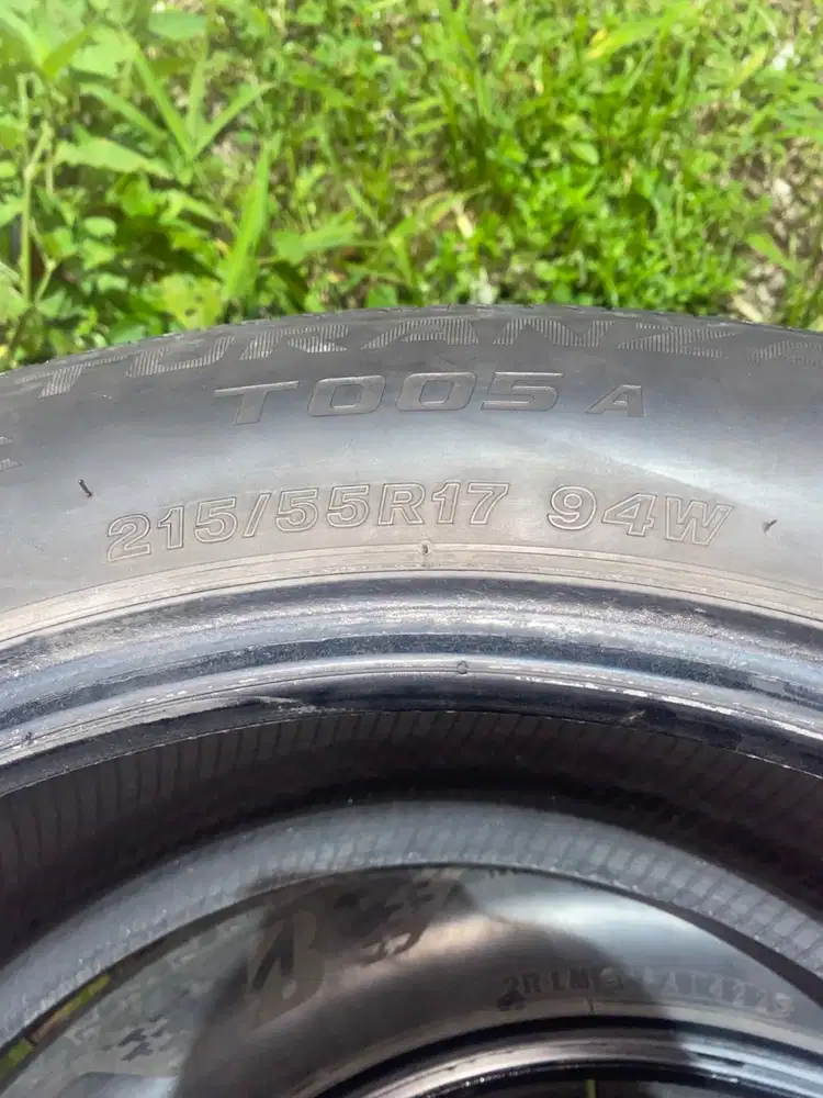 Ban bekas 215/55R17 94W  kondisi sesuai foto  for sale lok seturan