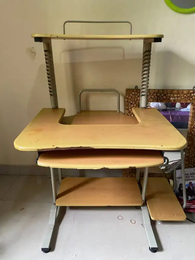 Meja belajar bekas masih layak pakai