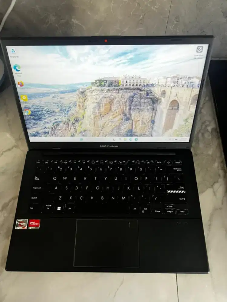 Laptop bekas Asus VivoBook E1404F