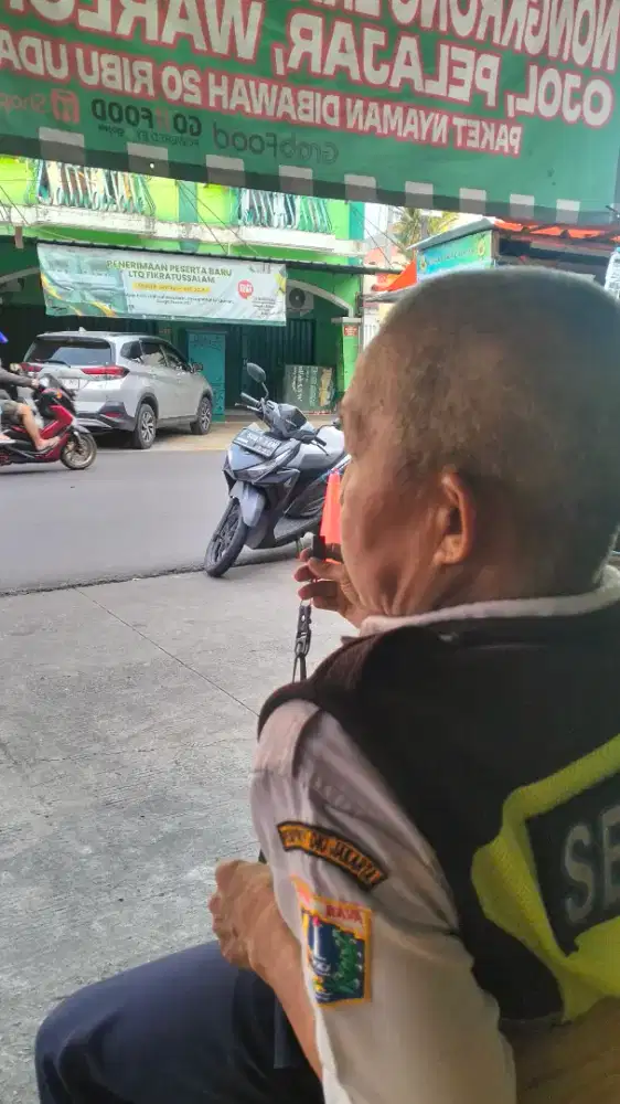 MENCARI PEKERJAAN SECURITY