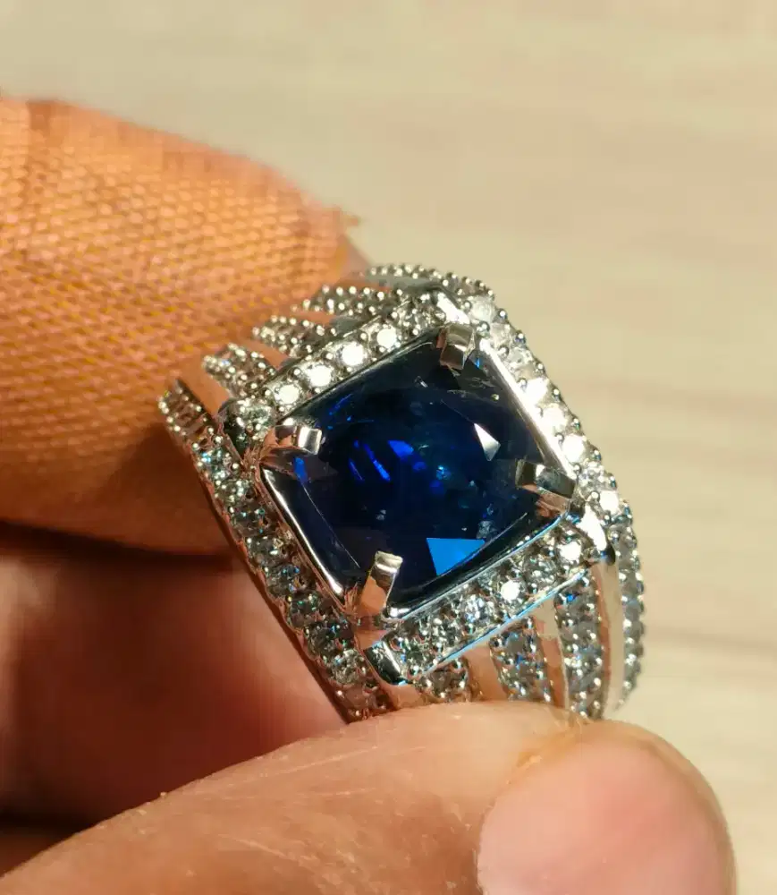 Batu natural blue sapphire royal Srilanka elegant