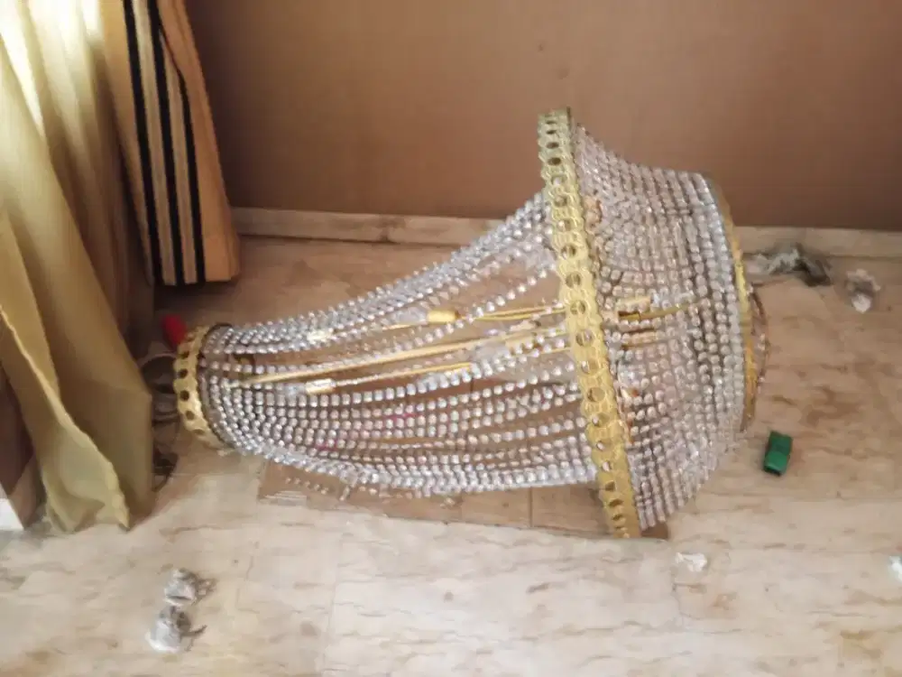 Wajib nego lampu gantung kristal besar