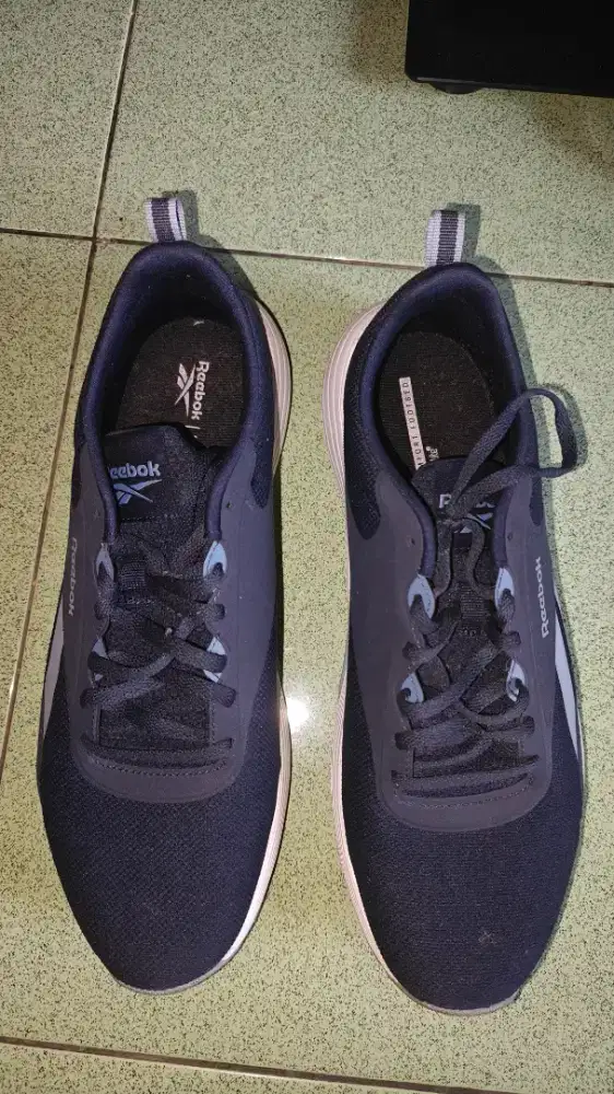 Di jual sepatu Reebok