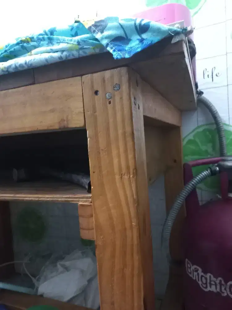 Meja dapur atau meja belajar