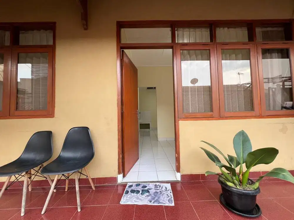 RUMAH ASRI TERAWAT SIAP HUNI DISEWAKAN TAHUNAN DI LOKASI STRATEGIS