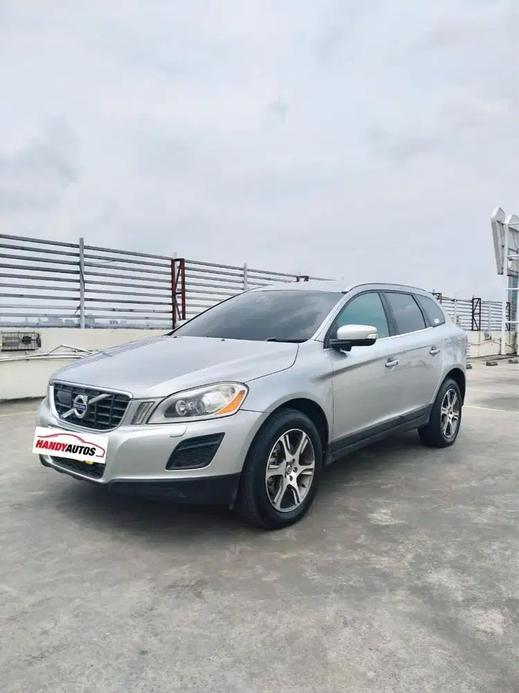 Volvo XC60 T5 Tahun 2012 Automatic Silver Metalik