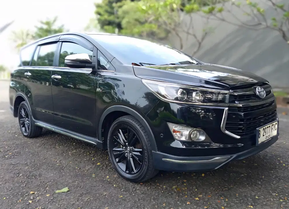 Toyota Innova Reborn 2.0 Venturer Bensin AT 2017 Hitam Istimewa Sekali