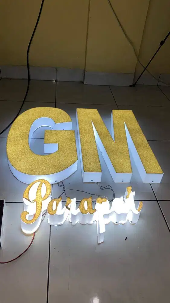 Huruf timbul akrilik lampu