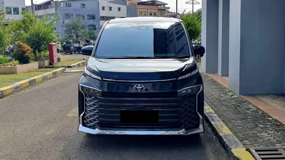 Toyota Voxy 2.0 Cvt AT TSS Camera360  FL 2023 Hitam km.35rb