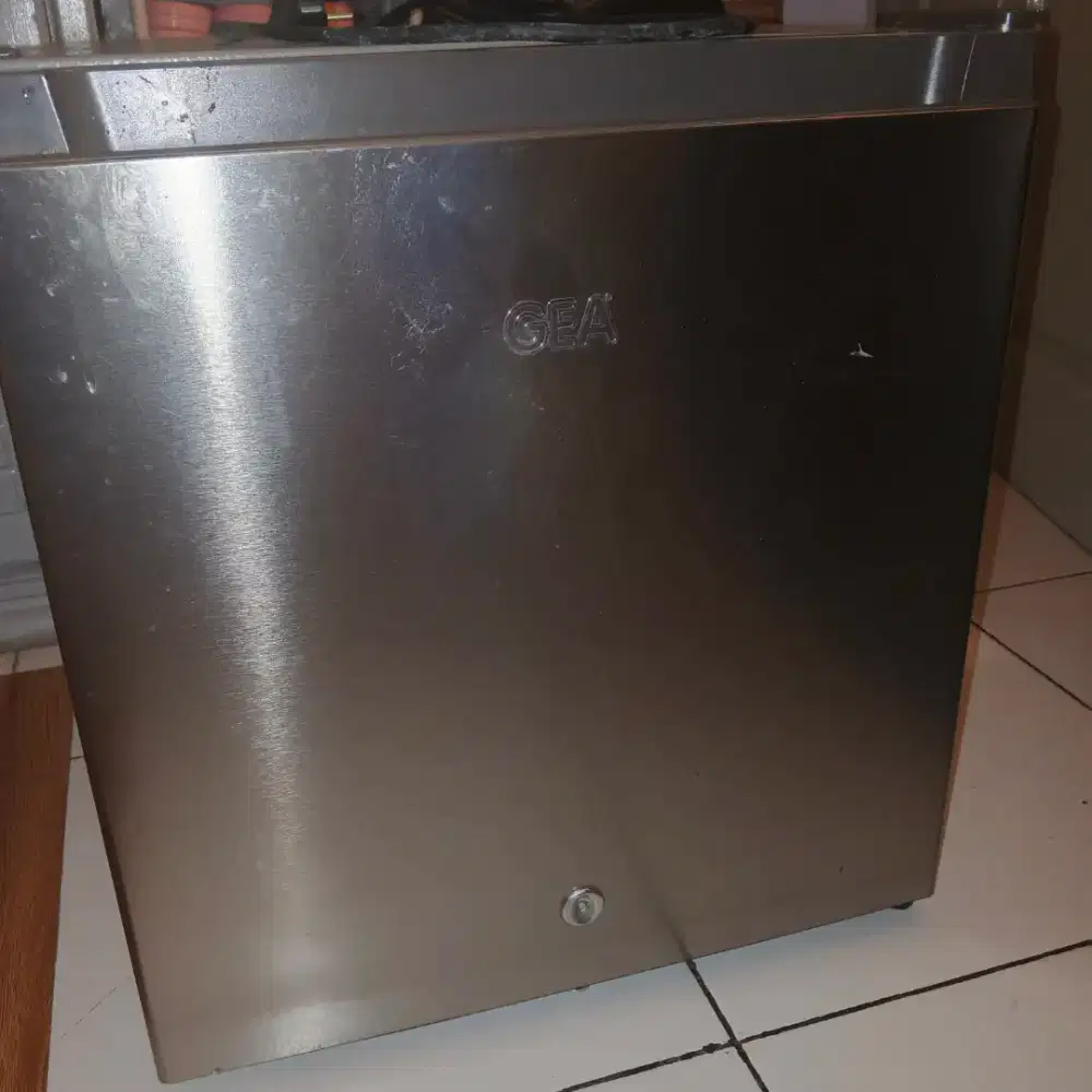 kulkas mini merk GEA no mines normal dingin beku ex pribadi