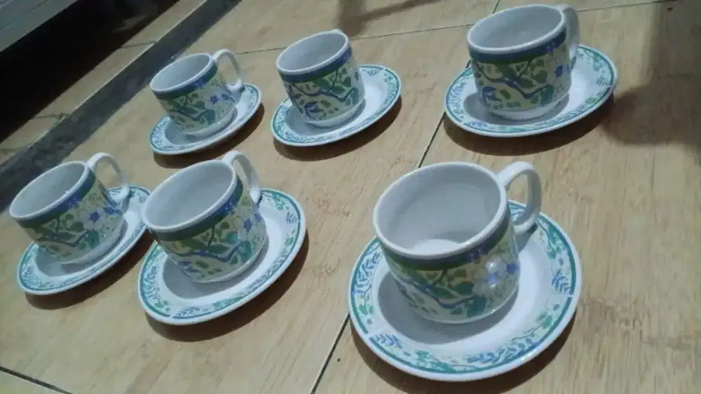1set cangkir dan tatakan