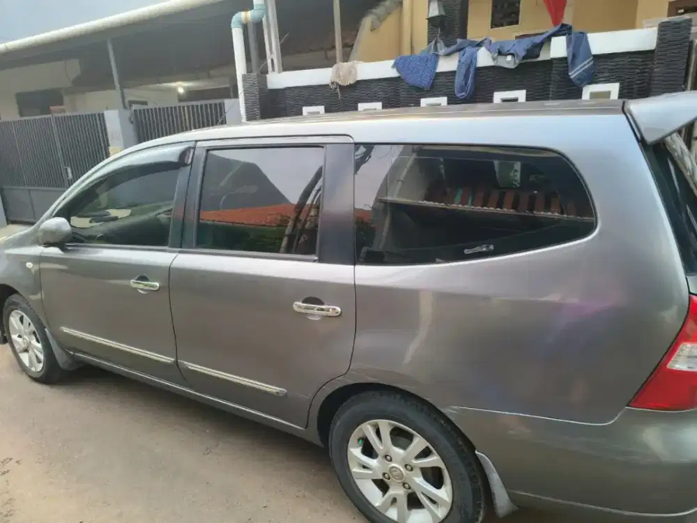 Di jual Mobil Grand Livina XV AT Tahun 2012