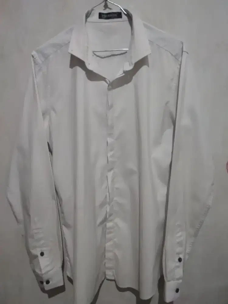 Kemeja putih merk Pierrox