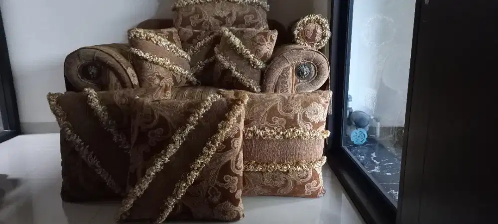 1 Sofa jumbo  bonus 7 bantal+ 1 guling