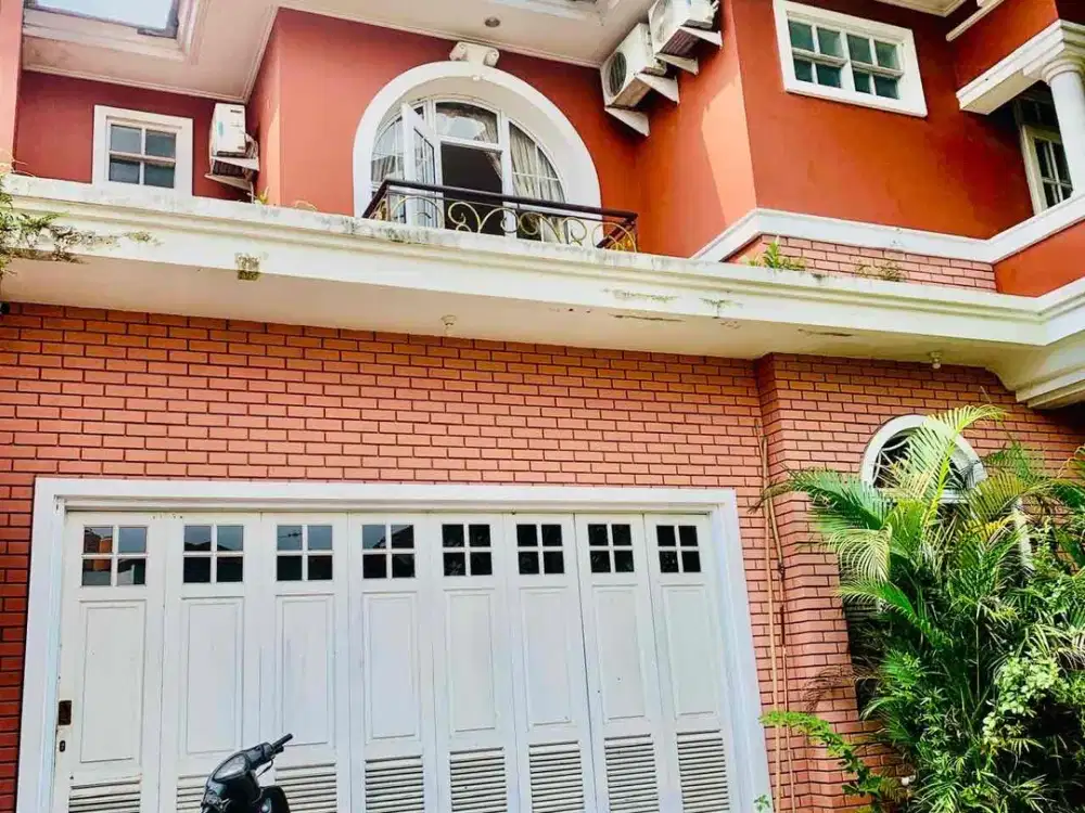 Rumah 2 lantai full furnished di Kota wisata.