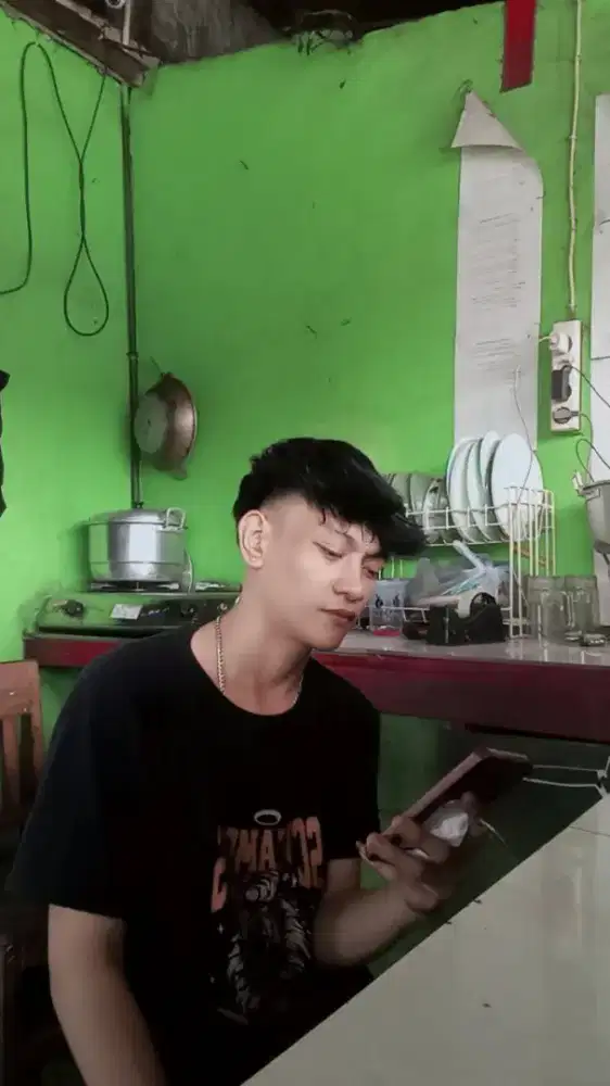 Cari pekerjaan apa saja yang penting halal.modal ktp.umur 21