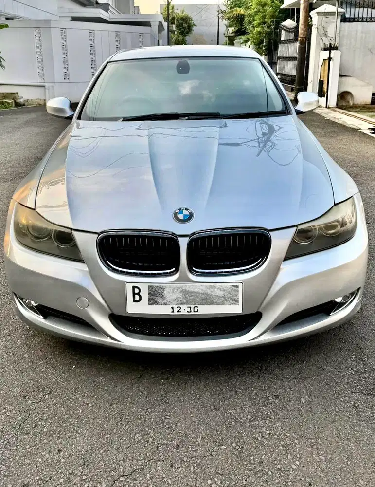 BMW 320i 2010 Bensin