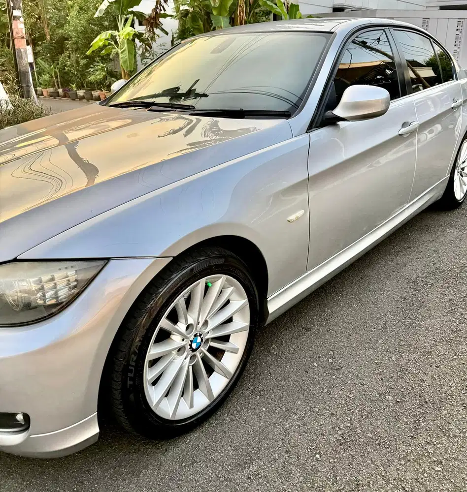 BMW 320i 2010 Bensin