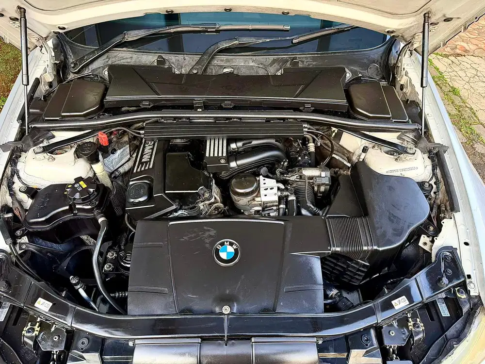 BMW 320i 2010 Bensin