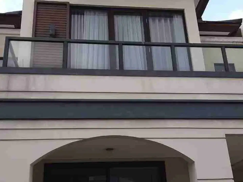 Disewakan Rumah 2 lt 6 x 11 m2 di Lavon jl. Suvarna Sutera  Tangerang ada 3 kt 2 km ada furniture standard, siap huni, Ayo survei & nego yuk!!